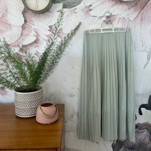 Uniqlo pleated skirt